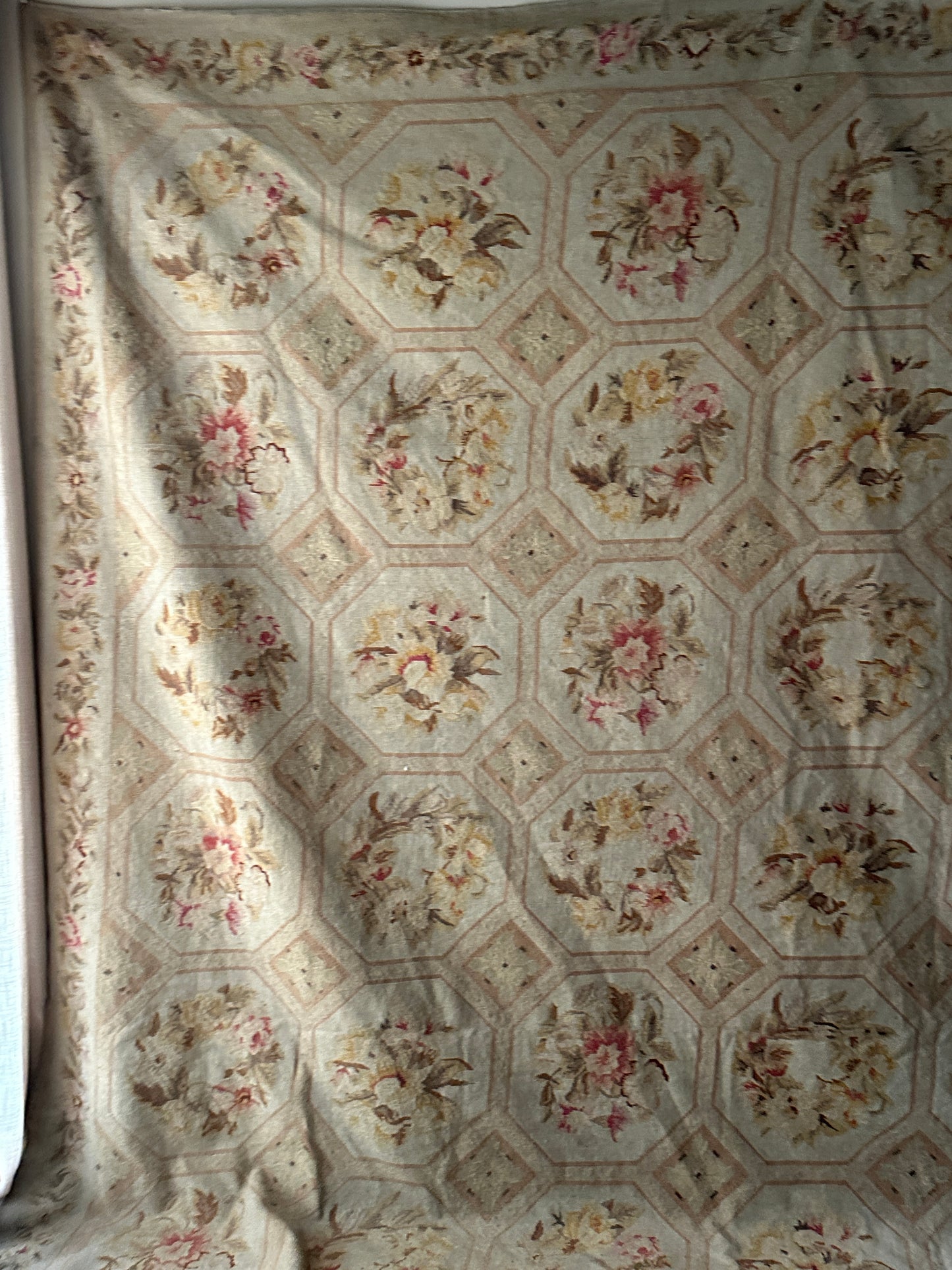 Large floral rug 11’ x 8’7”