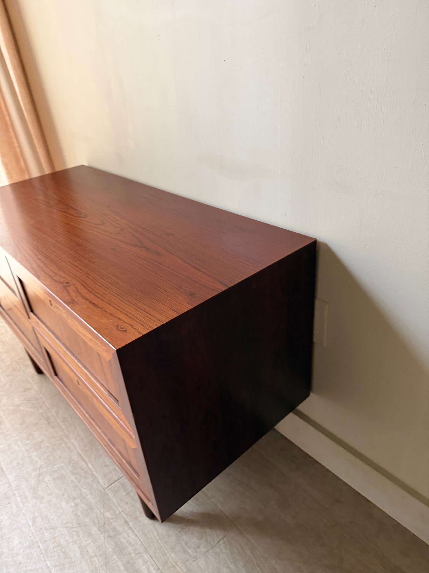Rosewood chest of drawers