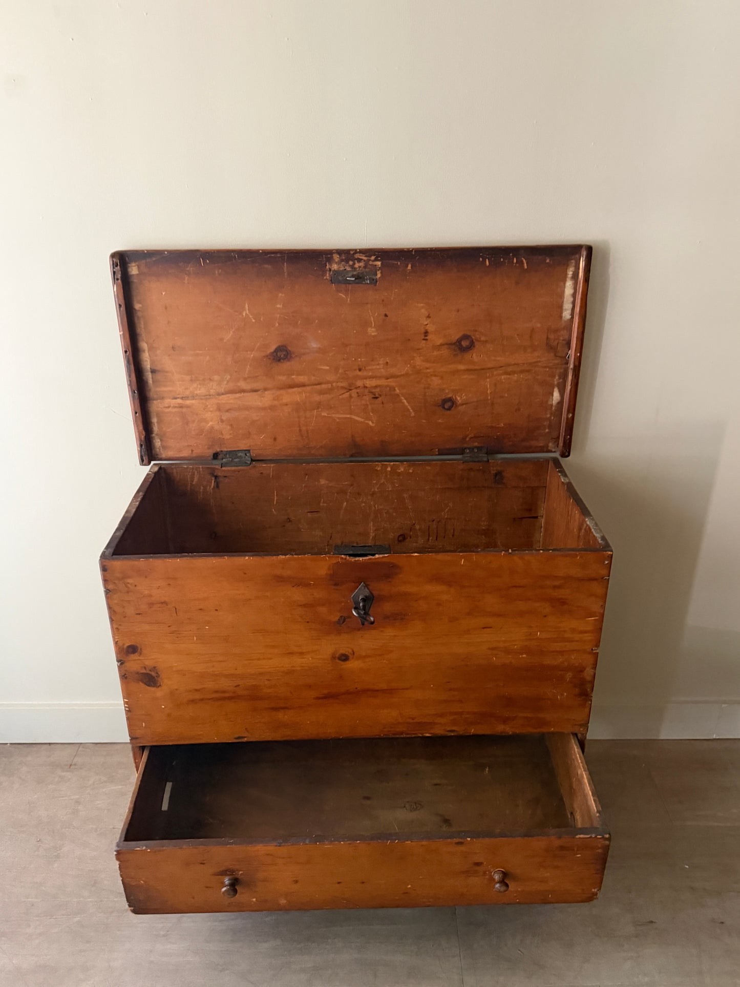 Pine blanket chest