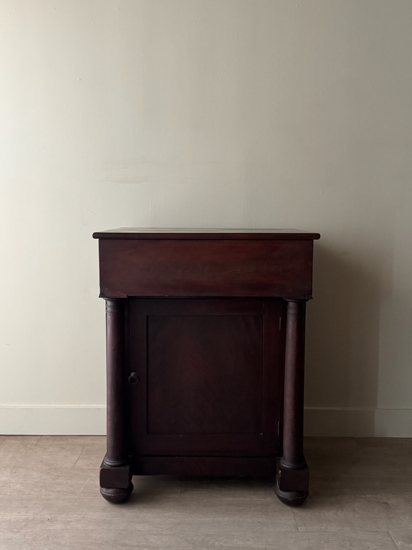 Classical mahogany cabinet with flip top compartment