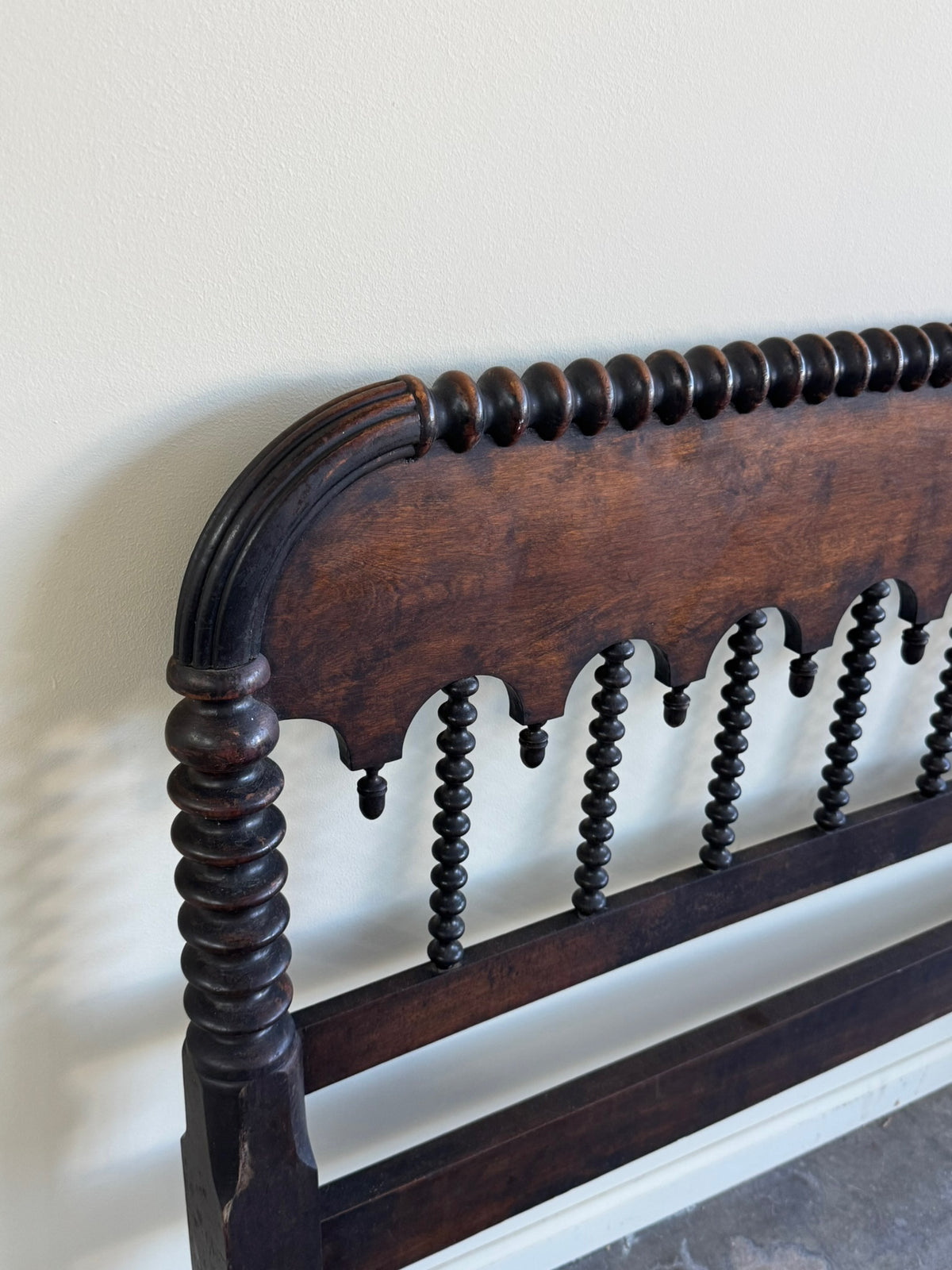 Victorian walnut spool full headboard and footboard