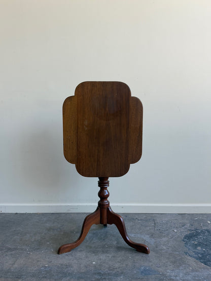 Mid-Atlantic Federal walnut tilt-top side table