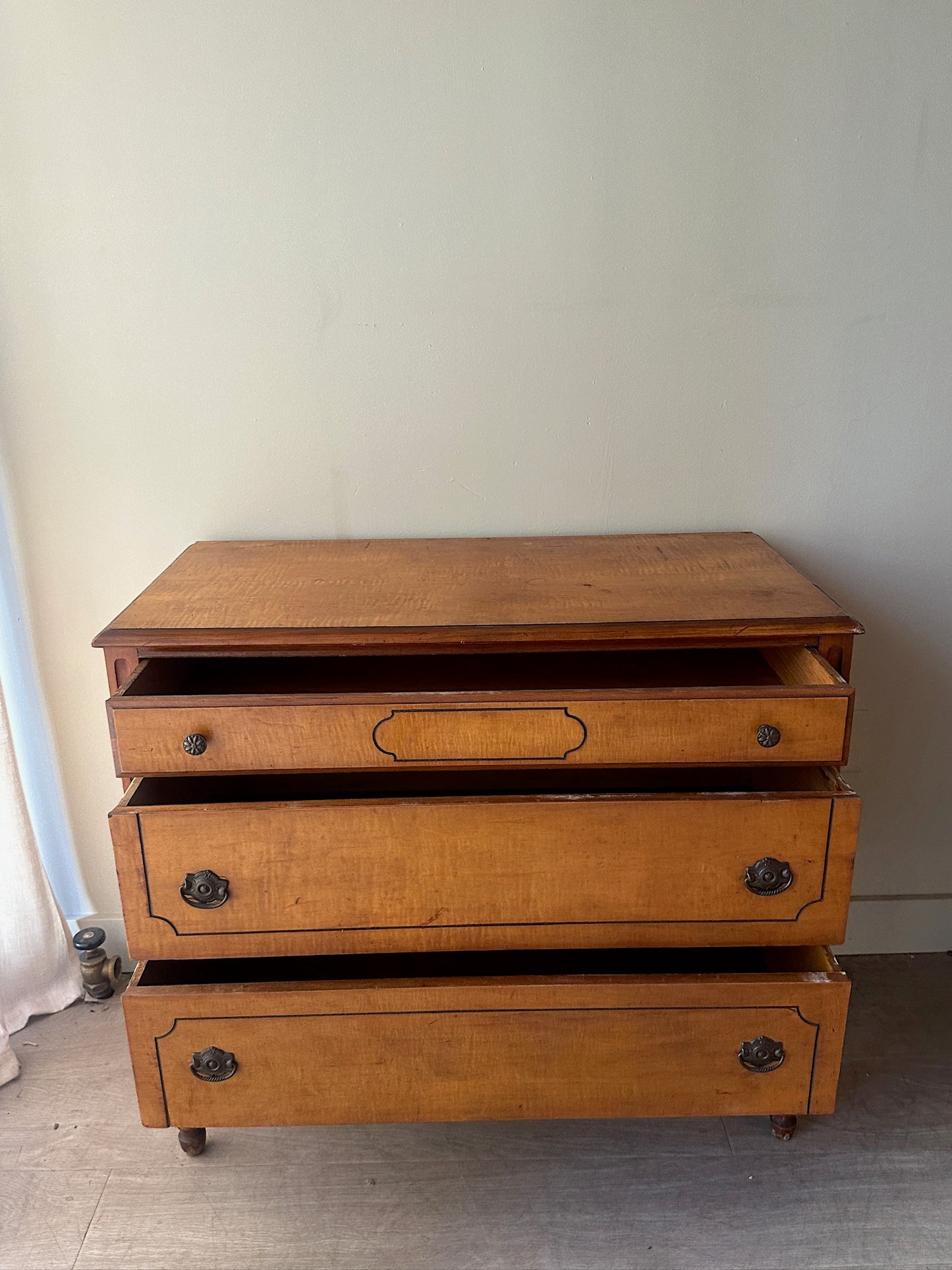 Spindle leg 3 drawer dresser