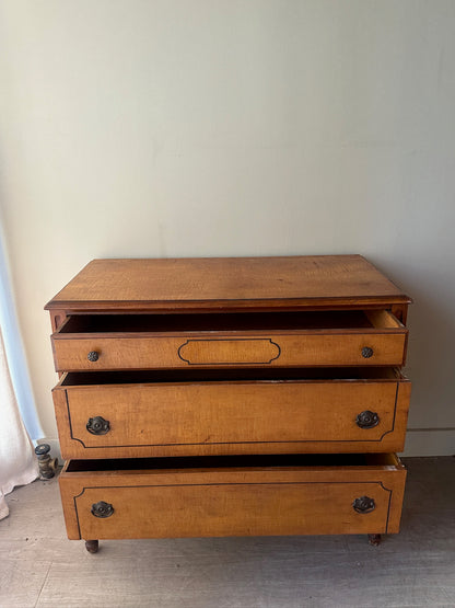 Spindle leg 3 drawer dresser