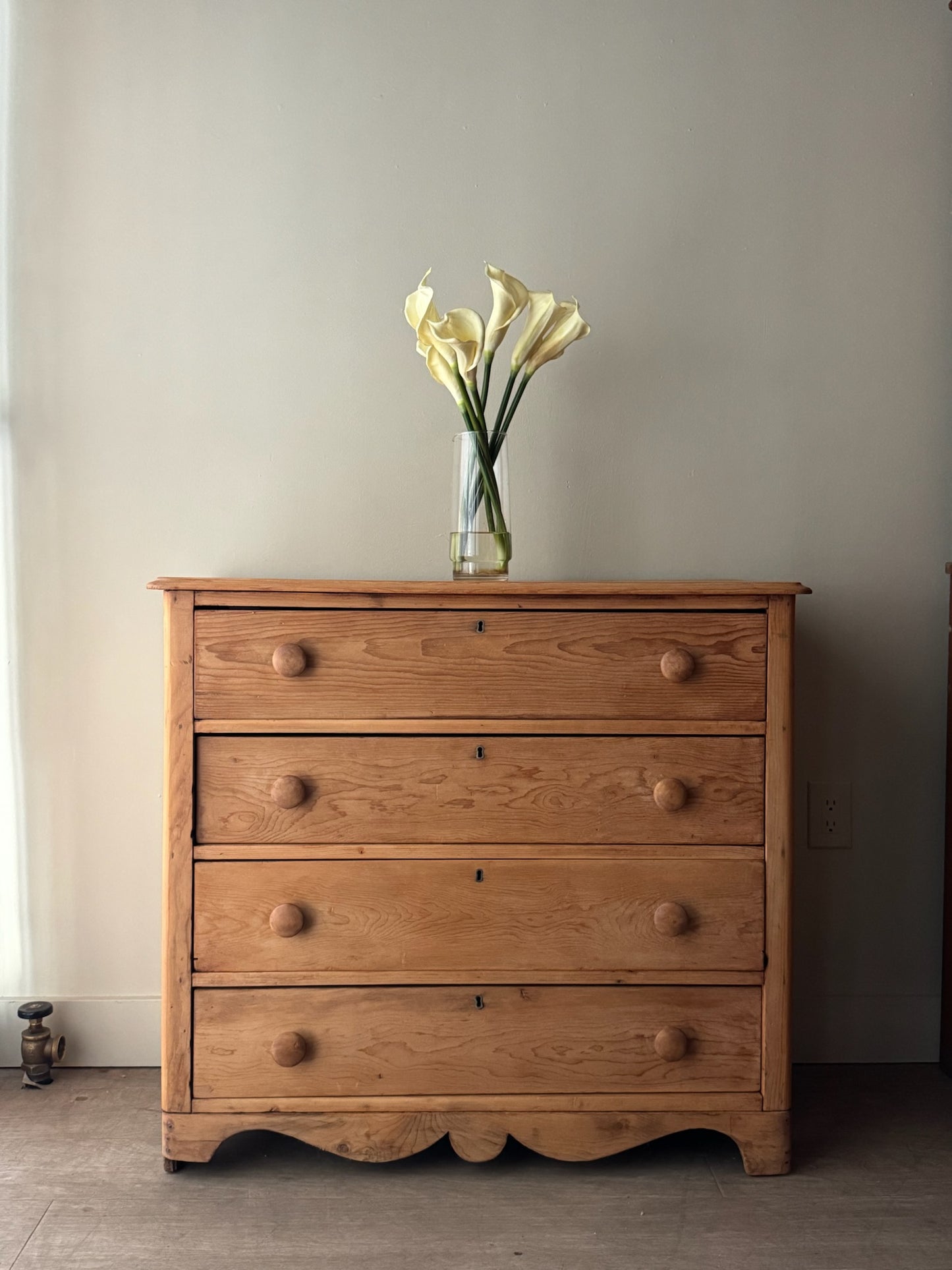 Pine dresser