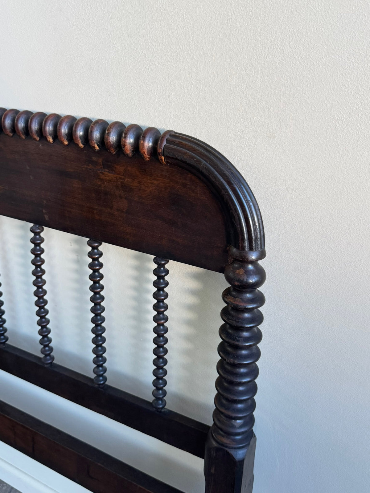 Victorian walnut spool full headboard and footboard