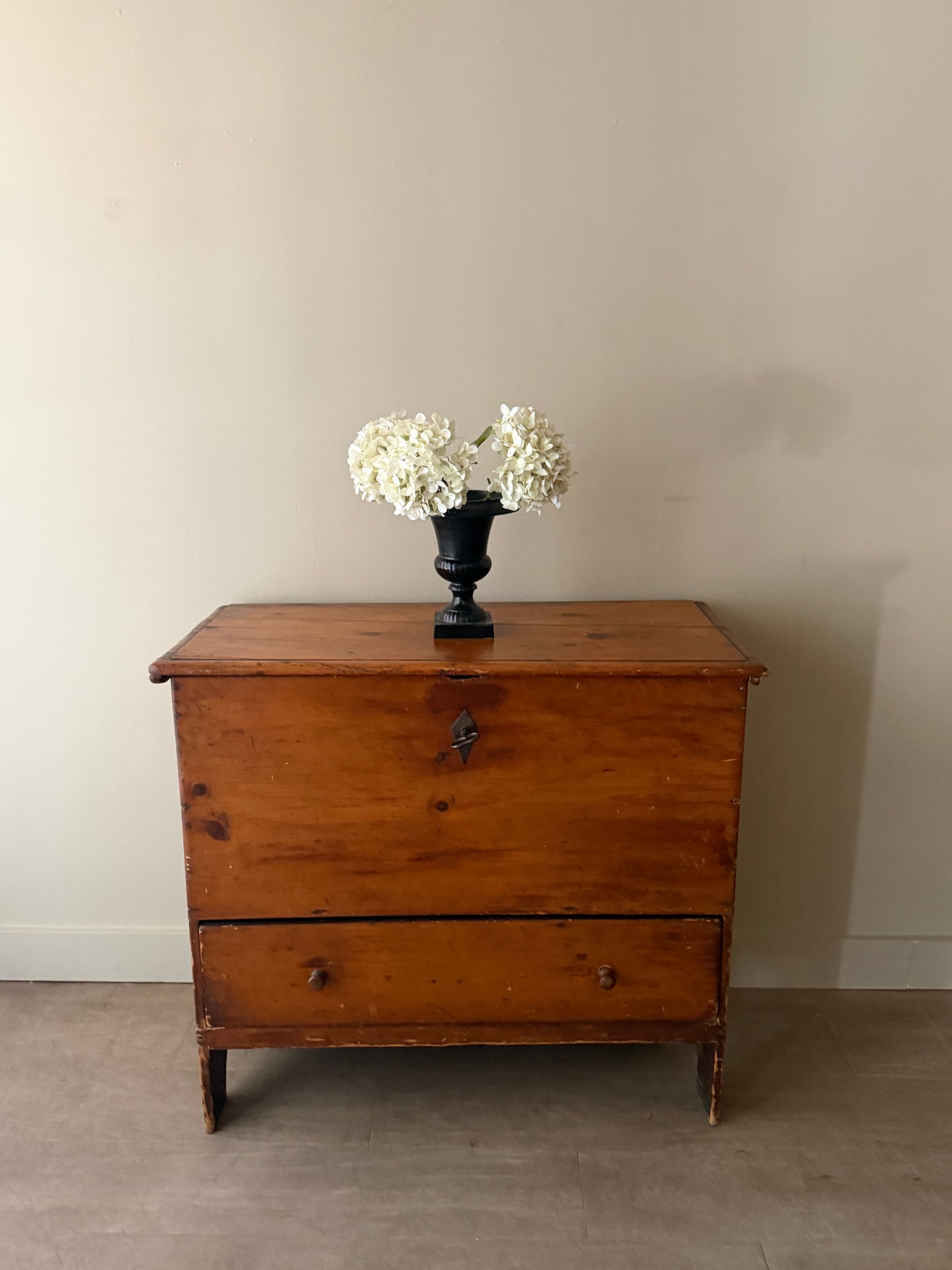 Pine blanket chest