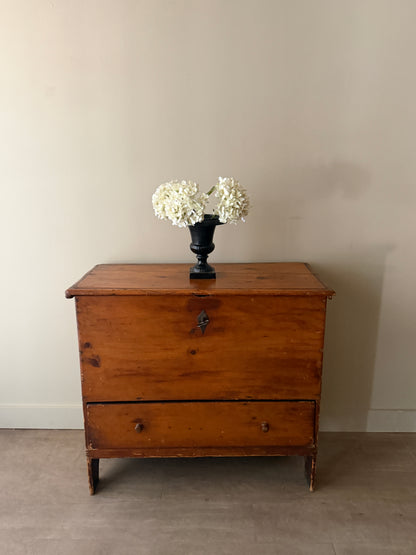 Pine blanket chest