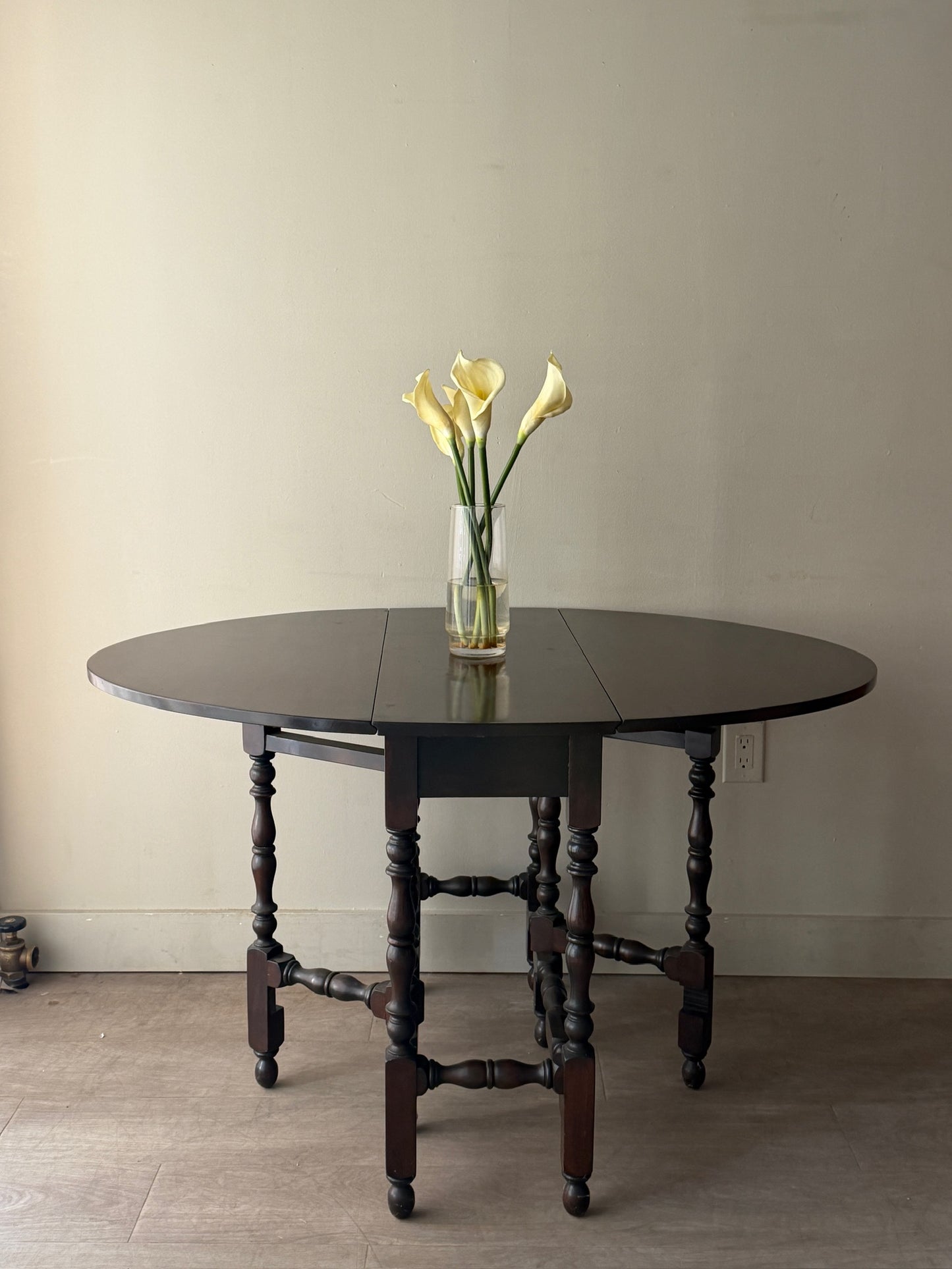 Mahogany William and Mary gate leg table