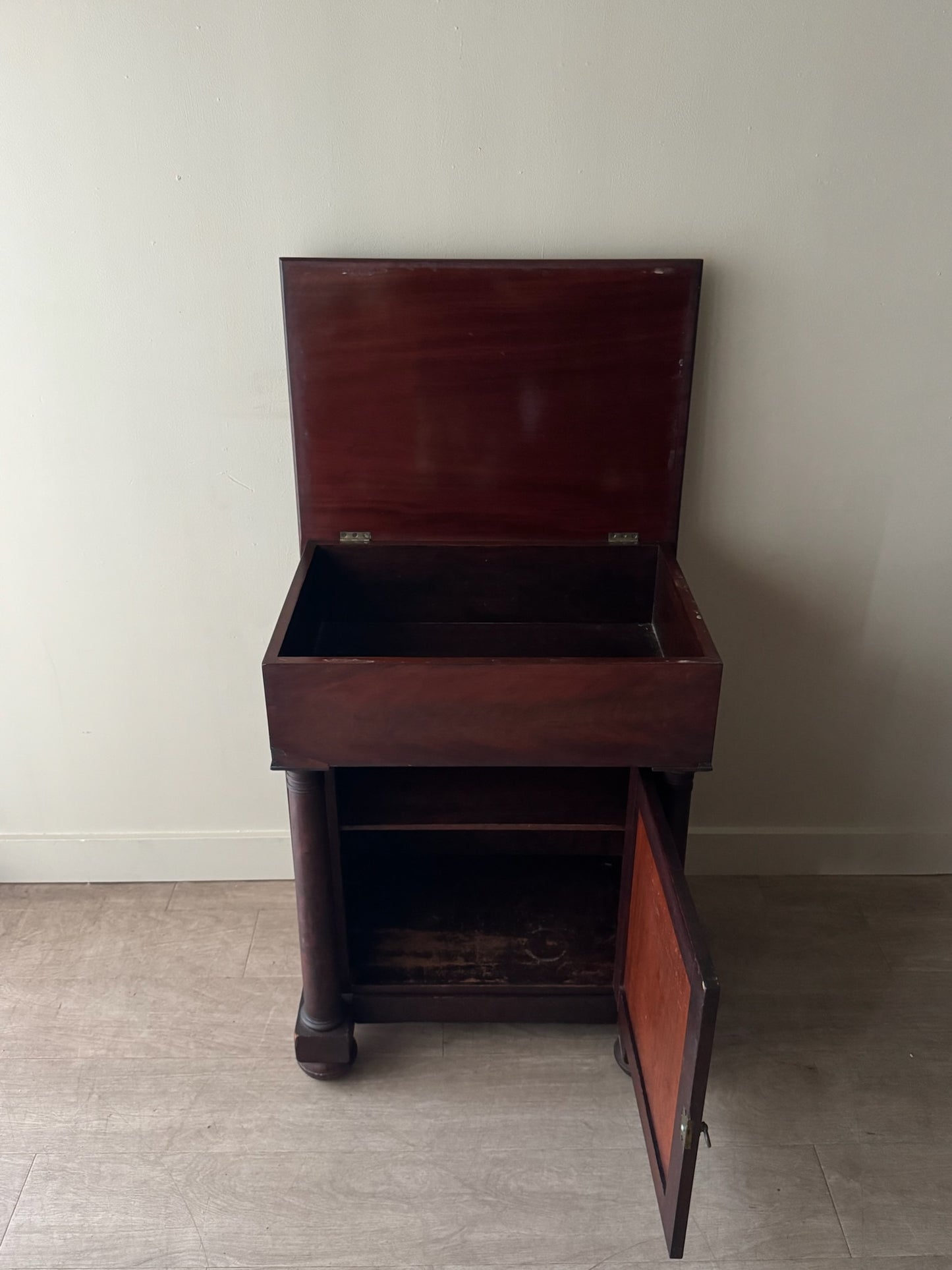 Classical mahogany cabinet with flip top compartment