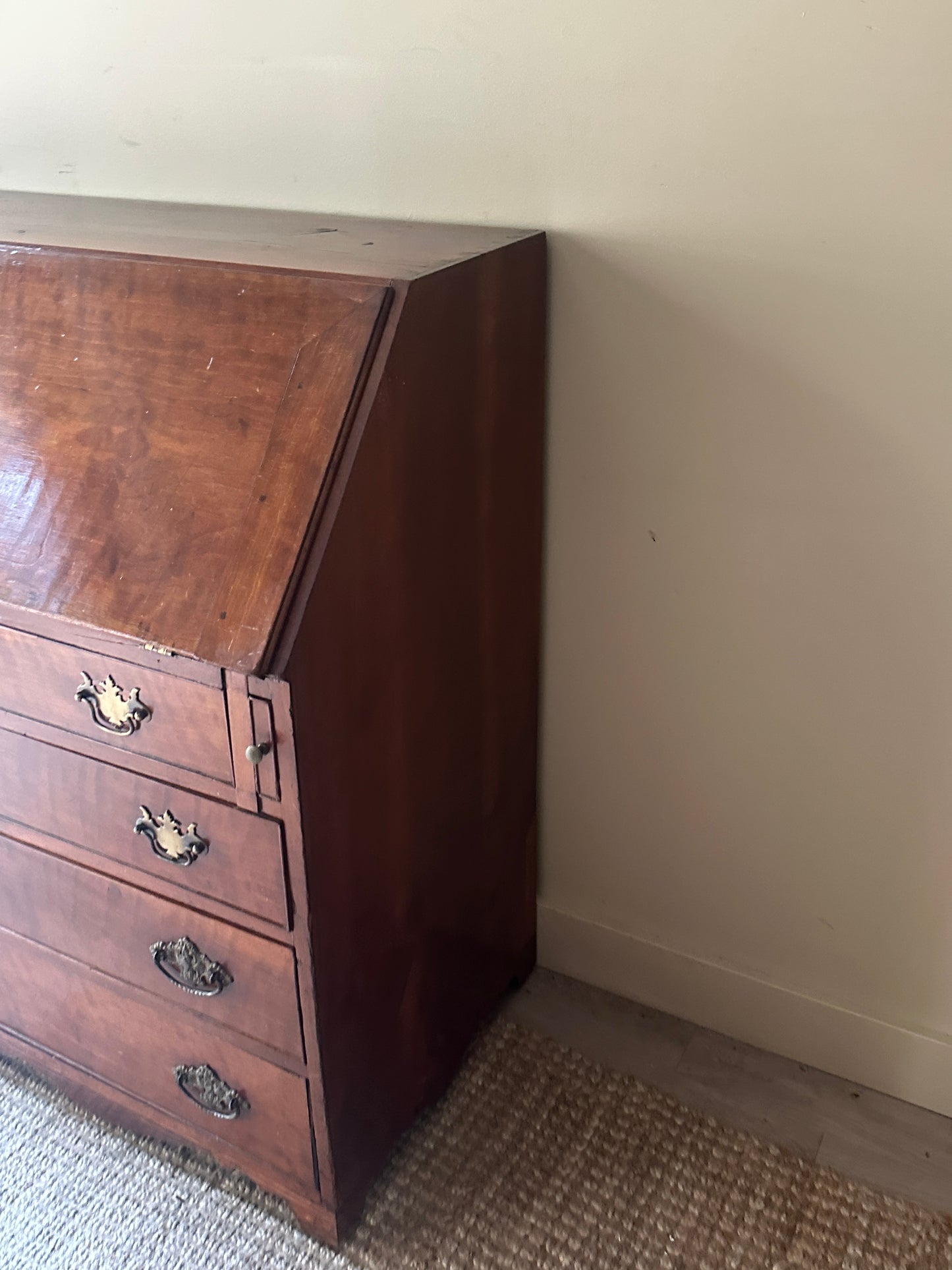 Secretary dresser