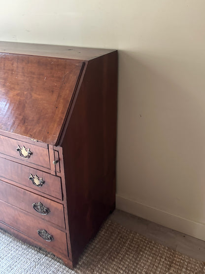 Secretary dresser