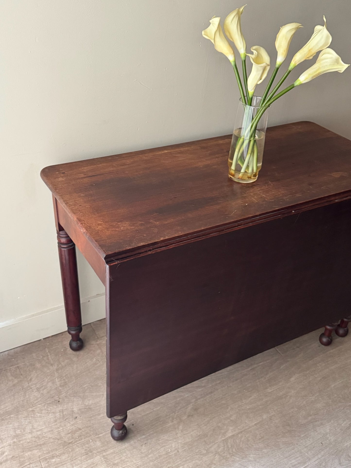 Pennsylvania Sheraton walnut single drop leaf table