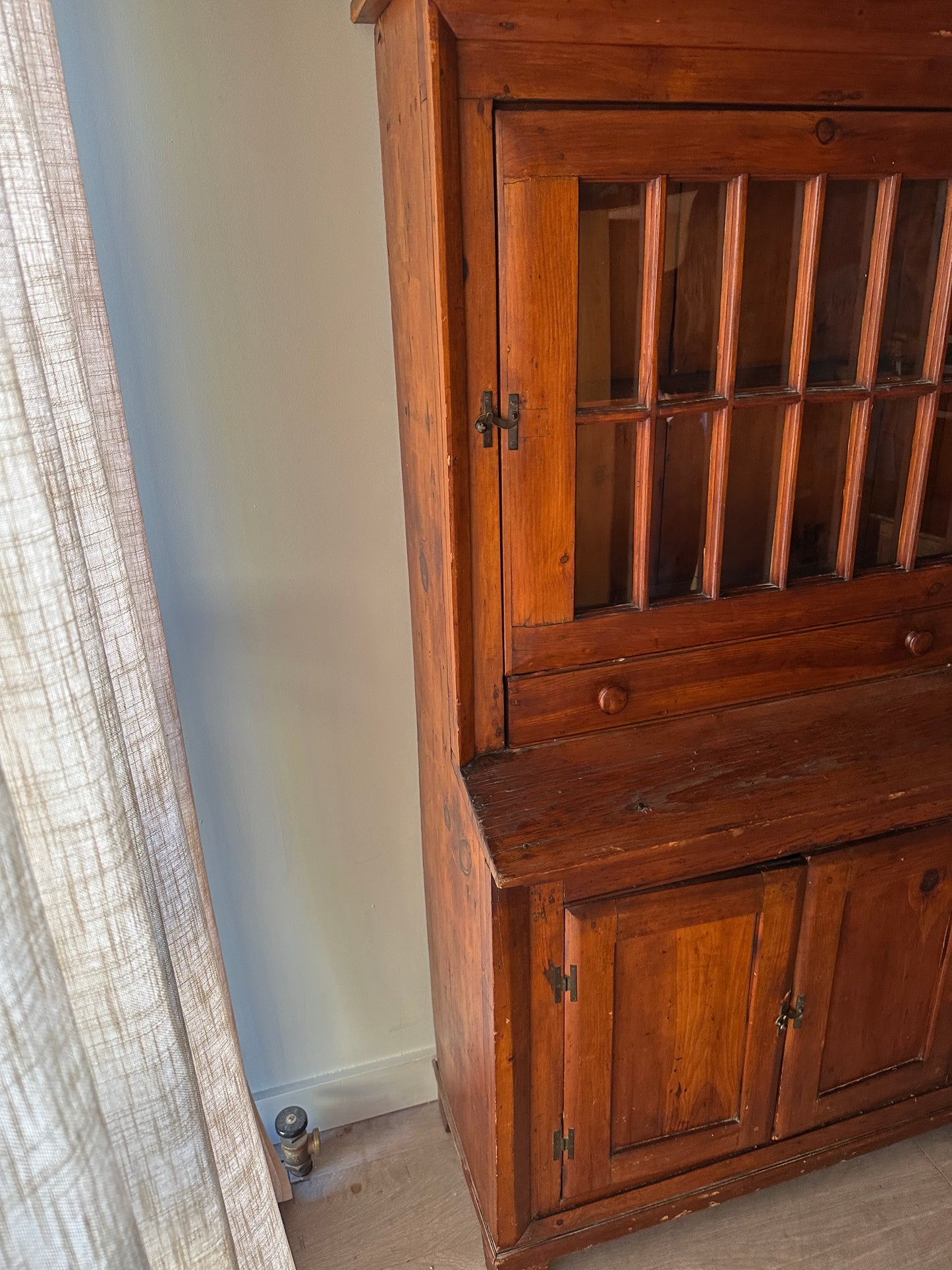 Pine hutch