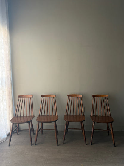 Walnut fan back Windsor chairs. Sold as a set of 4.