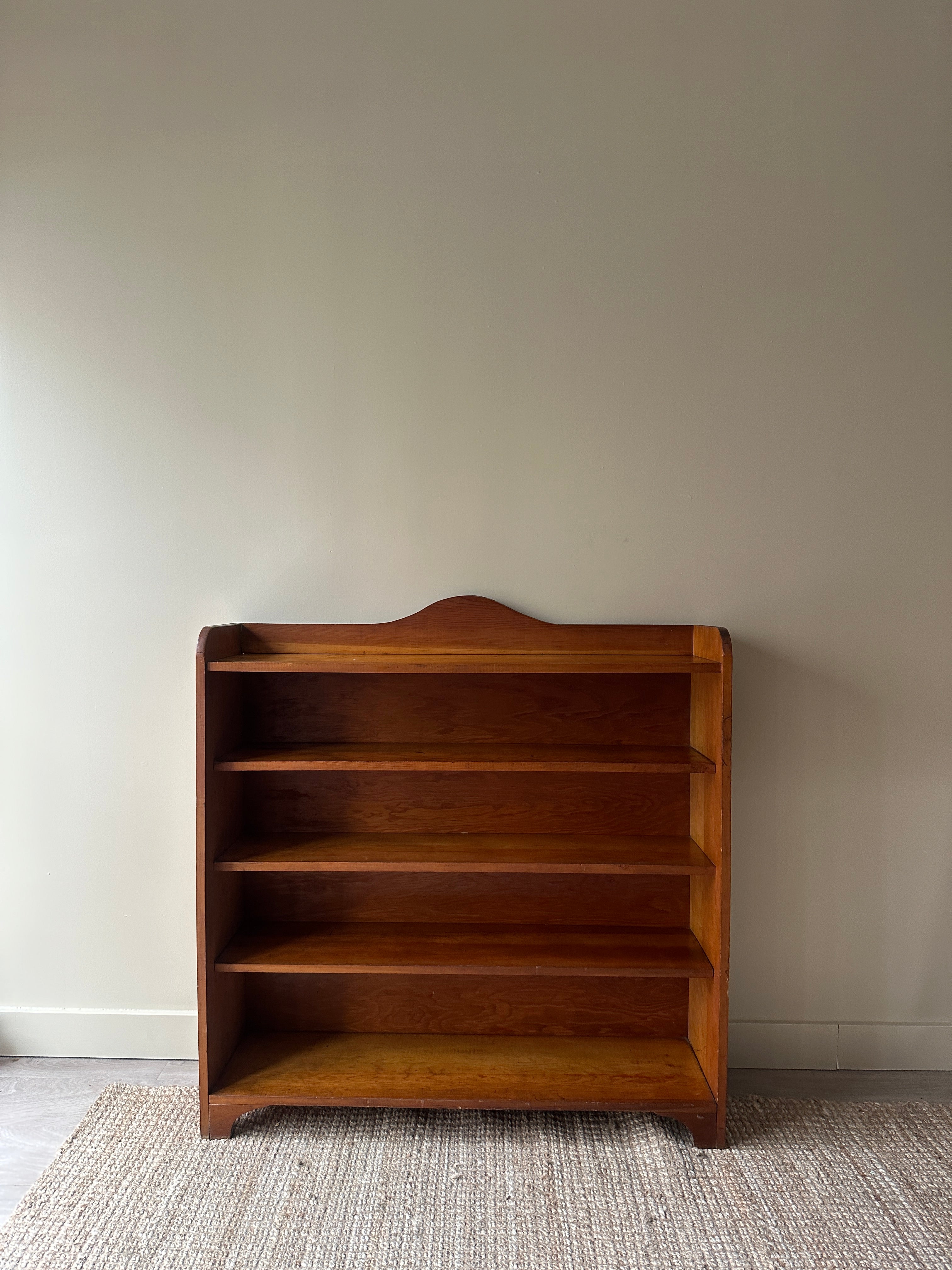 Pine shelf – Good Behavior